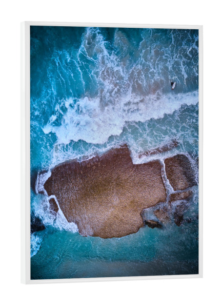 Poster mit weißem Rahmen "Power" artboxONE - Natur,Reise,Reise / Strand und Meer - Surfen,Wellen,Wasser,Meer,Ozan,Drohne,Strand,Natur,Brandung