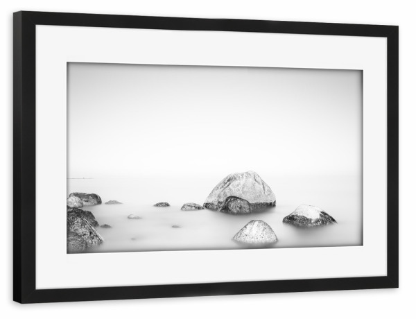 Poster mit Rahmen schwarz "Stille Ostsee" artboxONE - Natur,Reise,Schwarzweiß - Ostsee,Langzeitbelichtung,Ruhe,Schwarzweiß,Steine,Felsen,Wasser,Meer