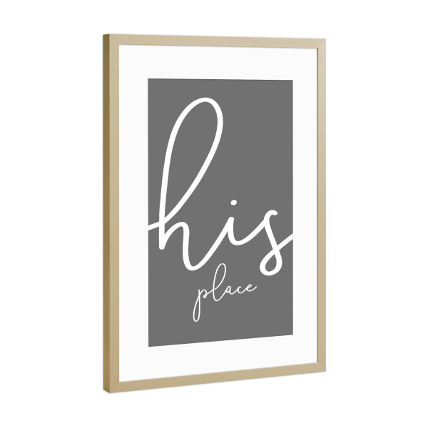 Poster mit Rahmen Gold "Sein Platz - grau" artboxONE - Typografie,Männer - Mann,Ehemann,Mancave,Minimalistisch,Schrift,Spruch