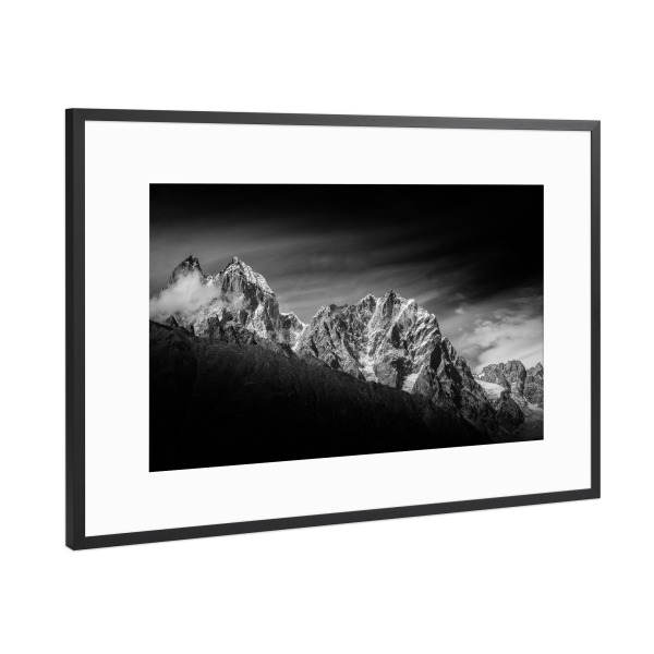Poster mit Rahmen Schwarz (Metallic) "Mt. Ushba" artboxONE - Natur,Reise,Schwarzweiß - Berge,Gipfel,Schwarzweiß,Schnee,Felsen,Winter,Outdoor