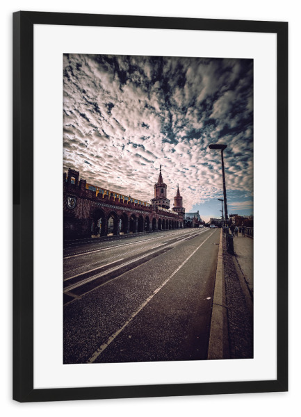 Poster mit Rahmen schwarz "Oberbaumbrücke und seine Wolken" artboxONE - Städte,Städte / Berlin,Architektur