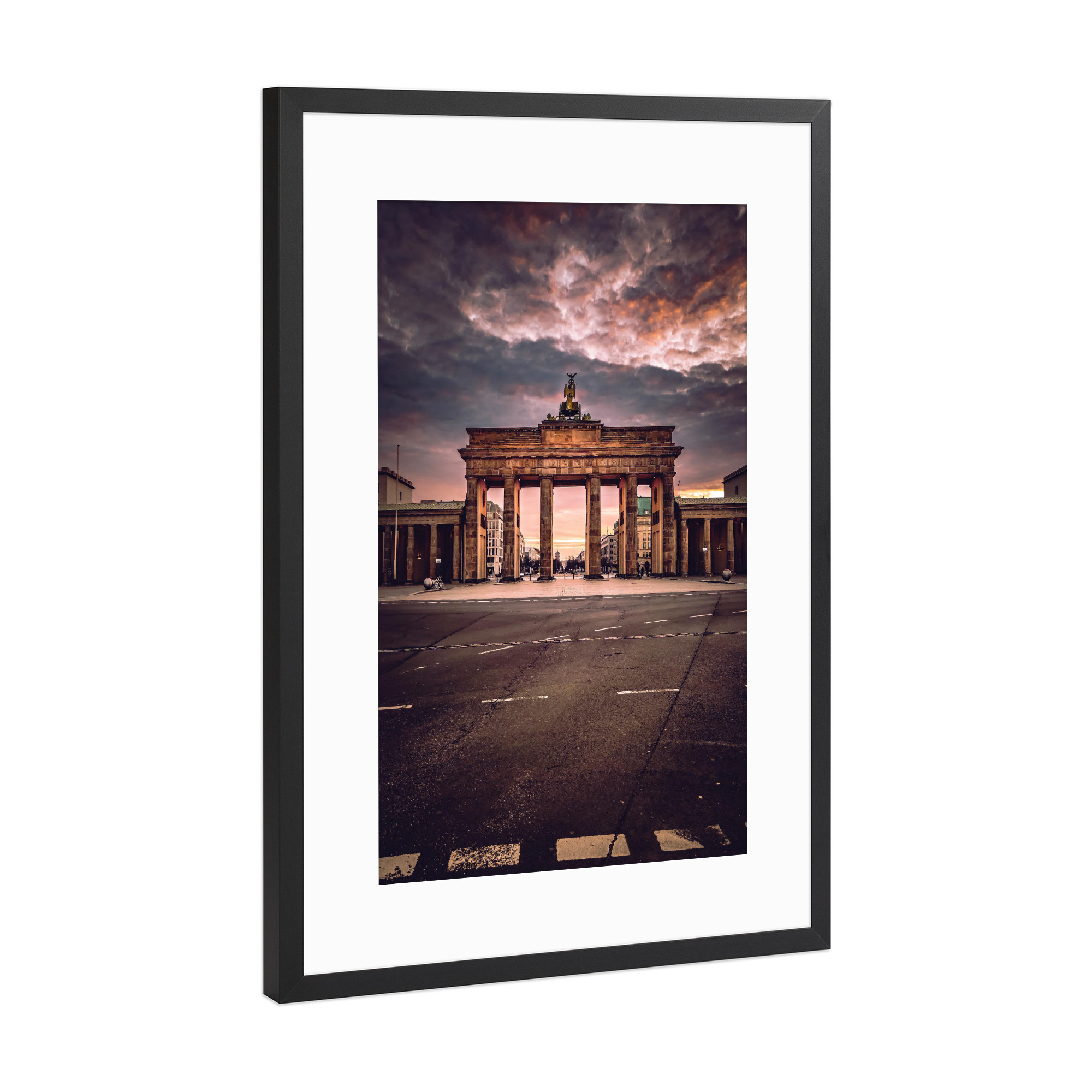 Poster mit Rahmen Schwarz (Metallic) "Brandenburger Tor Drama" artboxONE - Städte / Berlin,Reise