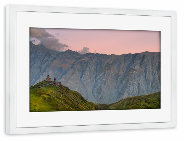 Poster mit Rahmen weiß "Holy Georgian Light" artboxONE - Natur,Reise - Georgien,Kazbek,Berge,Sonnenuntergang,Kirche,Natur,Outdoor
