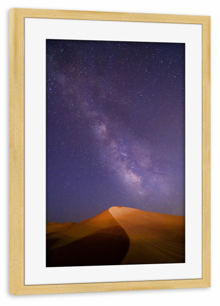 Poster mit Rahmen kiefer "Milky Way Dune" artboxONE - Natur,Reise - Düne,Milchstraße,Galaxy,Wüste,Nacht,Orient,Oriental,Marokko