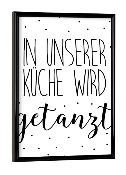 Poster mit schwarzem Rahmen "In unserer Küche wird getanzt" artboxONE - Typografie,Schwarzweiß