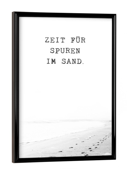 Poster mit schwarzem Rahmen "Zeit für Spuren im Sand" artboxONE - Typografie,Natur,Reise,Schwarzweiß,Reise / Strand und Meer