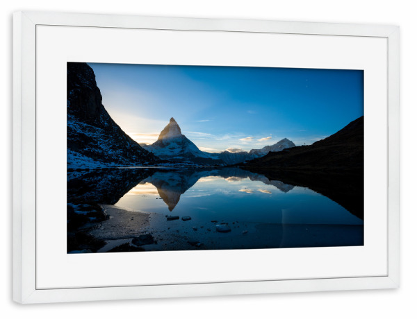 Poster mit Rahmen weiß "Matterhorn from Riffelsee" artboxONE - Natur