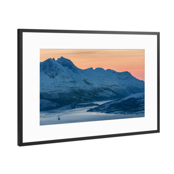 Poster mit Rahmen Schwarz (Metallic) "The Ship" artboxONE - Reise - Winter,Norwegen,Schiff