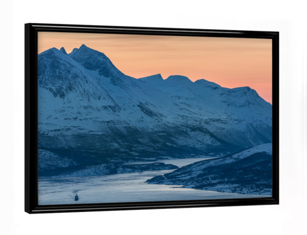 Poster mit schwarzem Rahmen "The Ship" artboxONE - Reise - Winter,Norwegen,Schiff