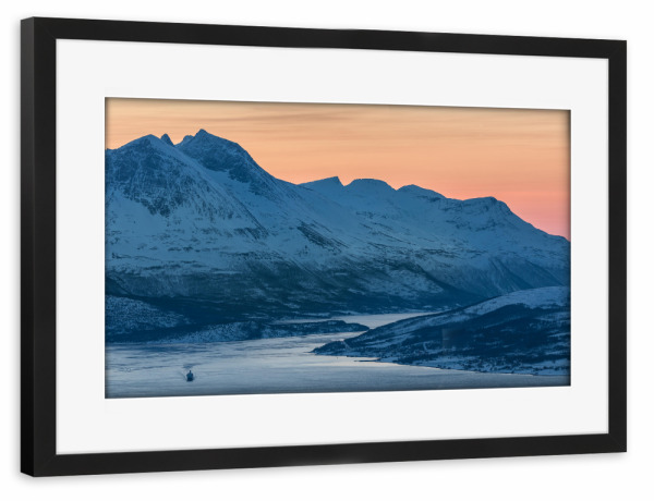 Poster mit Rahmen schwarz "The Ship" artboxONE - Reise - Winter,Norwegen,Schiff