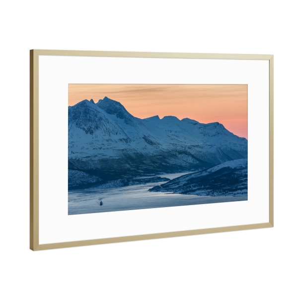 Poster mit Rahmen Gold "The Ship" artboxONE - Reise - Winter,Norwegen,Schiff