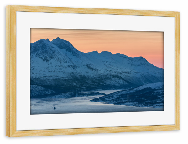 Poster mit Rahmen kiefer "The Ship" artboxONE - Reise - Winter,Norwegen,Schiff