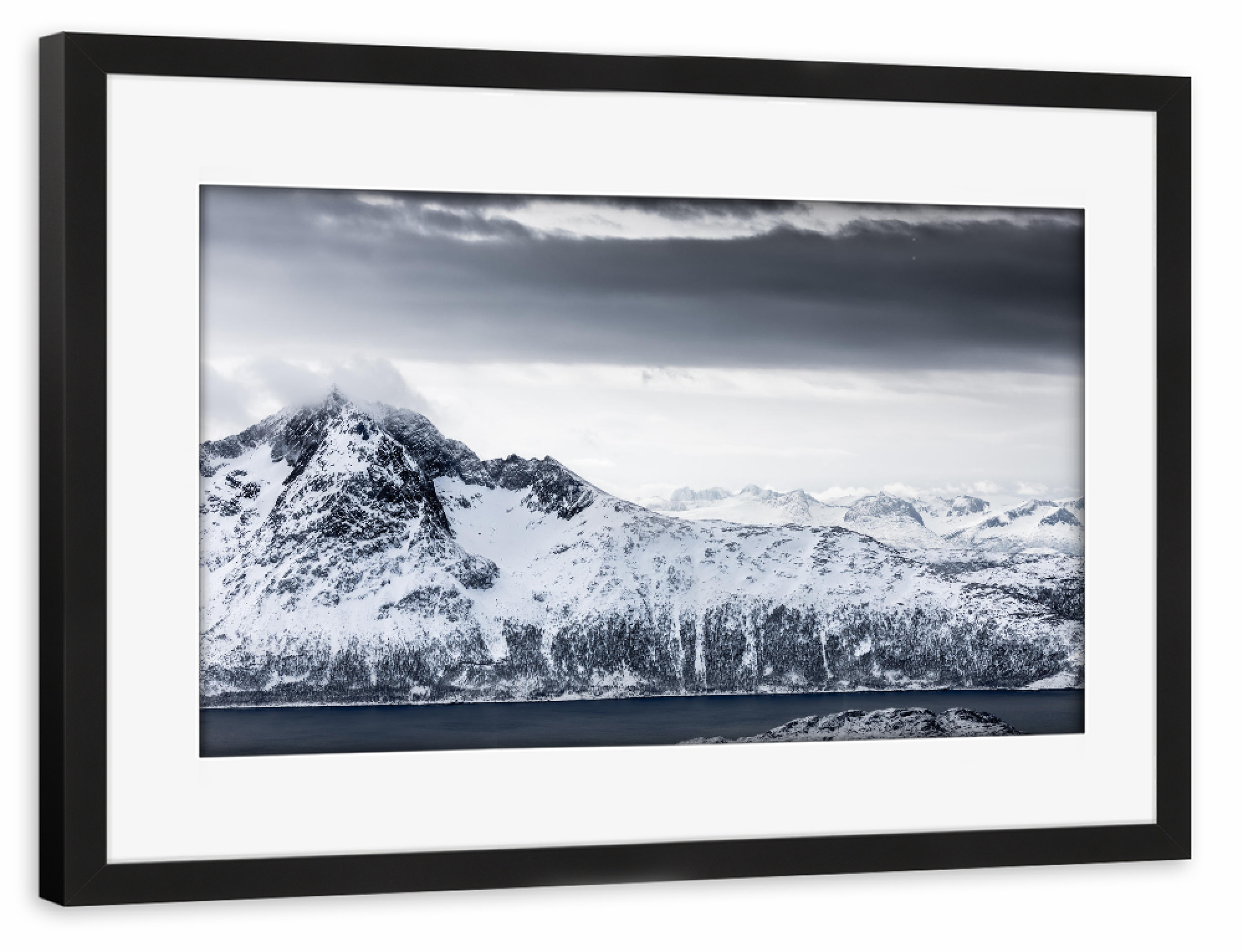 Poster mit Rahmen schwarz "Arctic Mountain" artboxONE - Natur,Schwarzweiß - Norwegen,Fjord,Berge